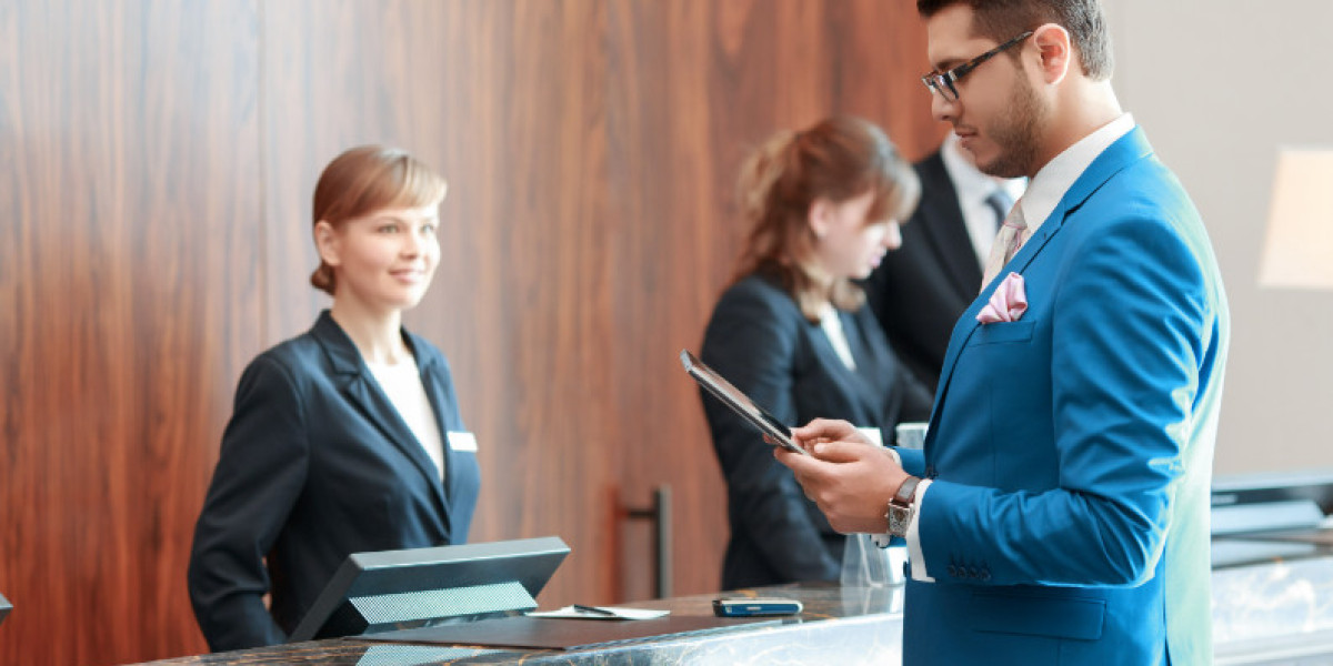 Elevare l'ospitalità: il viaggio d'impatto attraverso un corso per receptionist